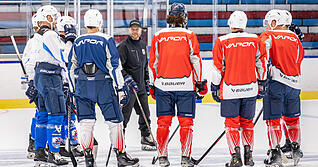 Seit Vorbereitungsbeginn hat Falken-Trainer Niko Eronen (im Hintergrund) seinen Spielern ein neues System verordnet.
