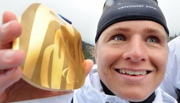 Verena Bentele freut sich &uuml;ber eine ihrer Goldmedaillen bei den Paralympics.