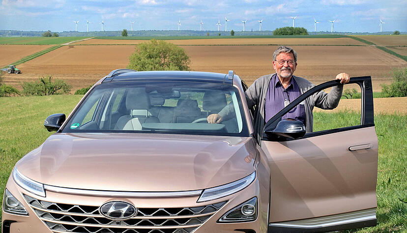 Der Wimmentaler Dieter Labenski mit seinem Wasserstoff-Auto vor dem Windpark Harth&auml;user Wald, wo bald schon gr&uuml;ner Treibstoff produziert wird. Doch den gibt es vorerst nicht zu tanken.
Fotos: Christian Gleichauf