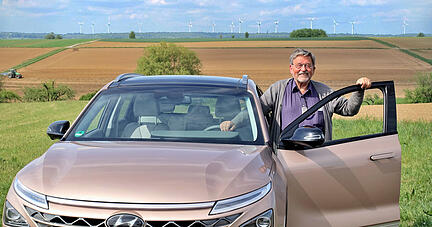 Der Wimmentaler Dieter Labenski mit seinem Wasserstoff-Auto vor dem Windpark Harth&auml;user Wald, wo bald schon gr&uuml;ner Treibstoff produziert wird. Doch den gibt es vorerst nicht zu tanken.
Fotos: Christian Gleichauf