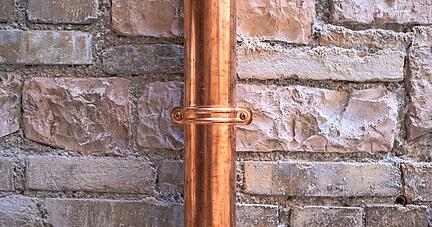 Eine Dachrinne oder ein Regenrohr lassen sich leicht von Gebäuden entfernen. Dazu ist kein großer Aufwand notwendig.
Foto: rick/stockadobe.com Eine Dachrinne oder ein Regenrohr lassen sich leicht von Gebäuden entfernen. Dazu ist kein großer Aufwand notwendig.
Foto: rick/stockadobe.com