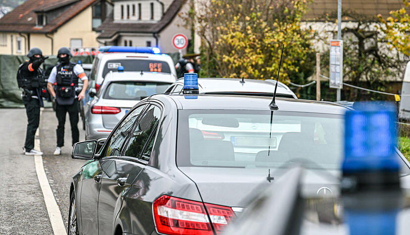 Einsatzfahrzeuge stehen in der Umgebung einer Asylunterkunft in Hochdorf (Kreis Esslingen). Einsatzfahrzeuge stehen in der Umgebung einer Asylunterkunft in Hochdorf (Kreis Esslingen).