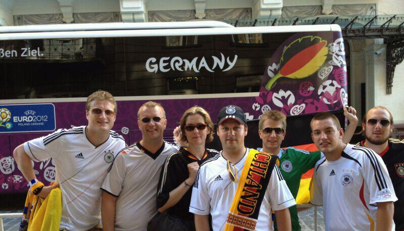 EM-Fans aus Hohenlohe in Lviv (von links): Tobias Abel, zwei Hamburger Bekannte, Thomas Schmieg, Dominik Hirn, Maximilian Walz und Manuel Walz. Foto: privat EM-Fans aus Hohenlohe in Lviv (von links): Tobias Abel, zwei Hamburger Bekannte, Thomas Schmieg, Dominik Hirn, Maximilian Walz und Manuel Walz. Foto: privat