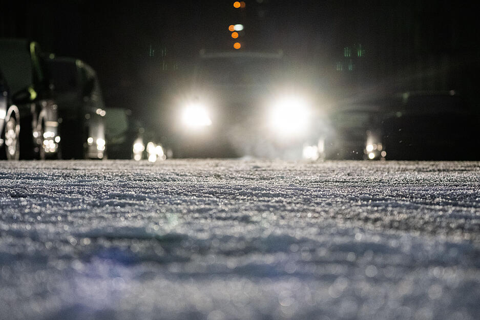 Ein Auto fährt in Stuttgart über eine winterliche Straße.