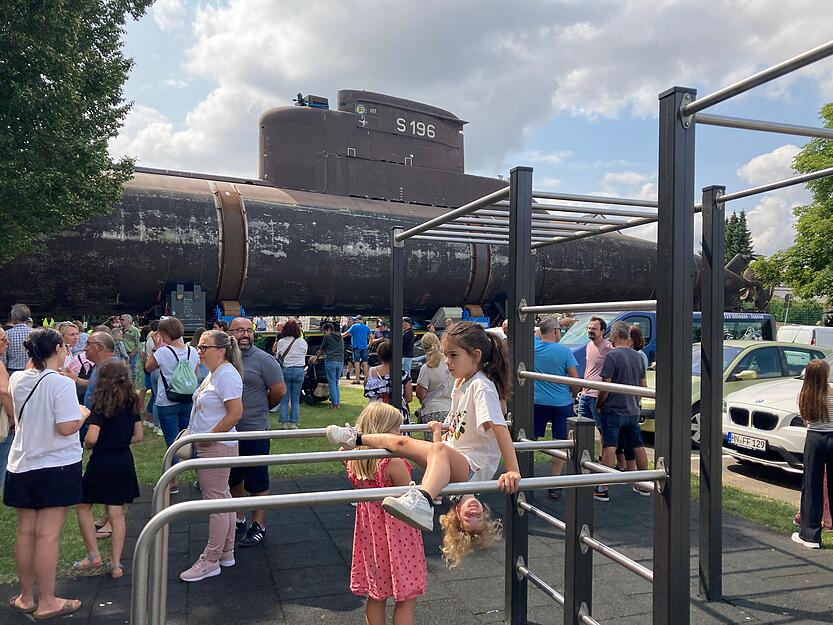 Das U-Boot U17 rollt im Schritttempo am Ittlinger Festplatz vorbei.