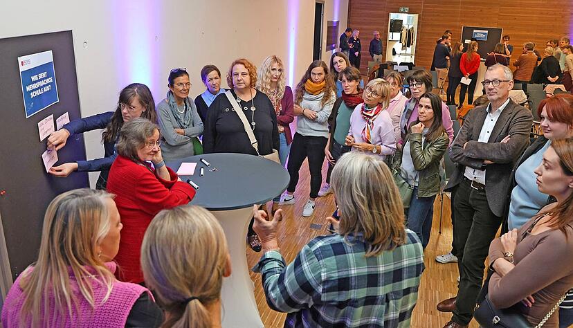 Bevor die Diskussion auf dem Podium startete, tauschten die Besucher in der Aula des Bildungscampus Argumente aus.