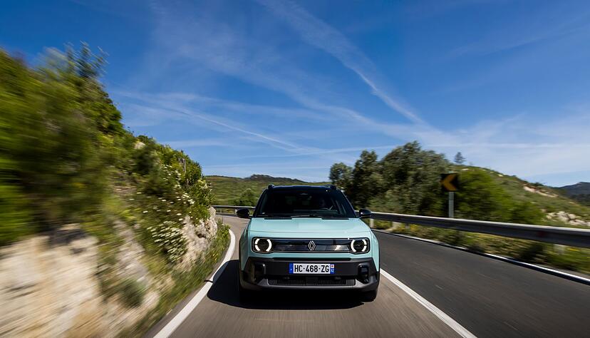 Augen auf! Rundscheinwerfer trug schon der klassische R4, den der neue elektrische Nachfolger auch an anderen Stellen zitiert.