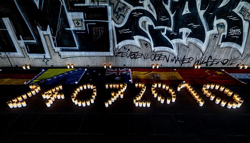 Kerzen erinnern an die Opfer des Ungl&uuml;cks vom 24. Juli 2010. (Archivbild)