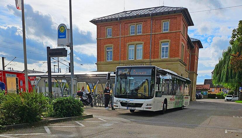 Im Zuge des neuen Nahverkehrsplans wird die Buslinie 673 umgeleitet. Künftig sollen Schüler stattdessen mit der Bahn fahren. Das stößt vor Ort auf wenig Verständnis.
