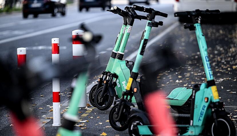 Die Zahl der Toedesopfer nach Unfällen mit E-Scootern hat sich verdoppelt. (Archivbild). Die Zahl der Toedesopfer nach Unfällen mit E-Scootern hat sich verdoppelt. (Archivbild).