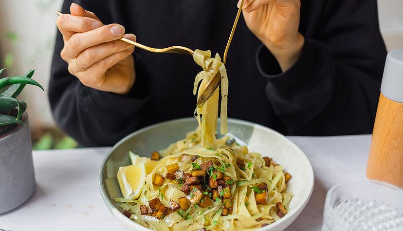 Wei&szlig;kohl l&auml;sst sich auch wunderbar mit Pasta kombinieren. Lecker dazu sind gebratener R&auml;uchertofu in W&uuml;rfeln und etwas Zitronensaft.