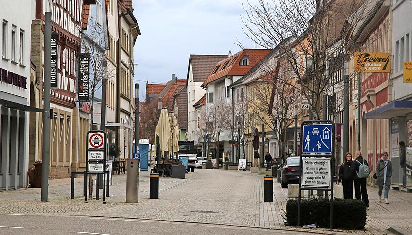 Die Brettener Straße in Eppingen ist längst nicht nur wegen des Einkaufens beliebt: Immer mehr Gastronomen ergänzen die Shoppingmeile.
Fotos: Franz Theuer