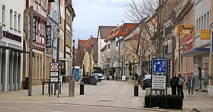 Die Brettener Straße in Eppingen ist längst nicht nur wegen des Einkaufens beliebt: Immer mehr Gastronomen ergänzen die Shoppingmeile.
Fotos: Franz Theuer Die Brettener Straße in Eppingen ist längst nicht nur wegen des Einkaufens beliebt: Immer mehr Gastronomen ergänzen die Shoppingmeile.
Fotos: Franz Theuer