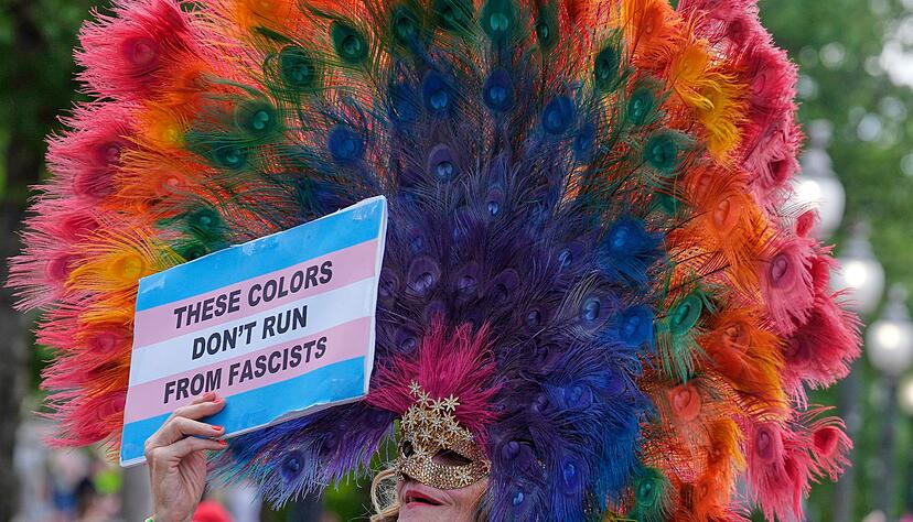 Auf dem Plakat eines Pride-Teilnehmers steht: «Diese Farben verstecken sich nicht vor Faschisten». Auf dem Plakat eines Pride-Teilnehmers steht: «Diese Farben verstecken sich nicht vor Faschisten».