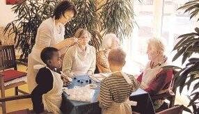 Senioren und Kinder treffen im Haus der Generationen oft aufeinander. Alt und Jung weiter miteinander zu verbinden, ist das Ziel des neuen Vereins.Foto: Archiv/Krezer