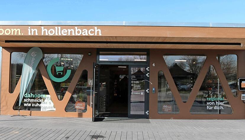 Südlich der Dreschhalle in Hollenbach stehen die Holzmodule, in denen jetzt der Dahoom-Regionalmarkt aufgemacht hat.  
Fotos: Götz Greiner