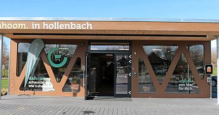 Südlich der Dreschhalle in Hollenbach stehen die Holzmodule, in denen jetzt der Dahoom-Regionalmarkt aufgemacht hat.  
Fotos: Götz Greiner