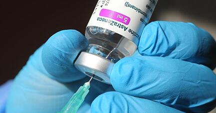 Im regionalen Impfzentrum wird eine Spritze mit dem Corona-Impfstoff von Astrazeneca aufgezogen. Im regionalen Impfzentrum wird eine Spritze mit dem Corona-Impfstoff von Astrazeneca aufgezogen.