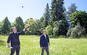 Oliver Toellner (links) und Martin Heier auf einer bewusst angelegten Wiesenfläche im Hauptfriedhof Heilbronn. Bestattungen soll es hier keine geben. Oliver Toellner (links) und Martin Heier auf einer bewusst angelegten Wiesenfläche im Hauptfriedhof Heilbronn. Bestattungen soll es hier keine geben.