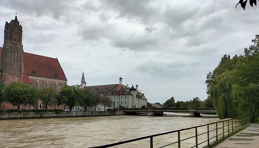 Auch in Landshut kommt das Hochwasser durch die Isar an. Auch in Landshut kommt das Hochwasser durch die Isar an.