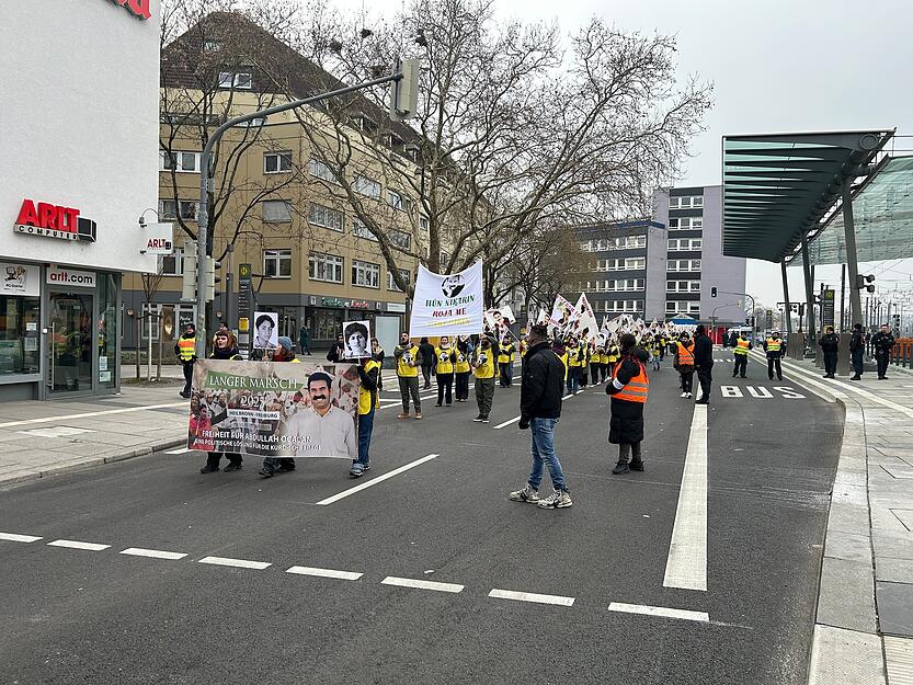 Mehrere Menschen sind am Montag, 10. Februar, bei einer Kurden-Demonstration durch Heilbronn gezogen. Mehrere Menschen sind am Montag, 10. Februar, bei einer Kurden-Demonstration durch Heilbronn gezogen.