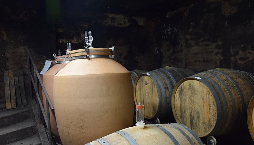 Aus dem Weinland Georgien kommt die Qvevris-Methode: Qvevris sind tönerne Amphoren, in denen die Trauben zerstampft werden und mehrere Monate bleiben. Aus dem Weinland Georgien kommt die Qvevris-Methode: Qvevris sind tönerne Amphoren, in denen die Trauben zerstampft werden und mehrere Monate bleiben.