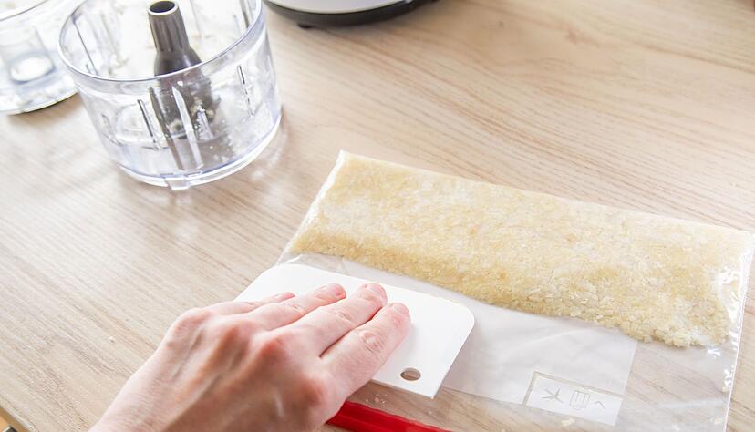 Schritt 4: Knoblauch im Beutel gleichm&auml;&szlig;ig verteilen.