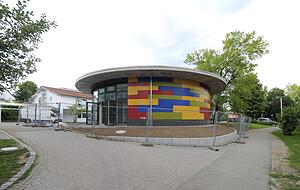 Der markante Rundbau ist Teil der Erweiterung von Grundschule und kommunaler Kita, die das Ellhofener Architekturbüro S-Projekt geplant hatte.
Fotos: Archiv/Mugler