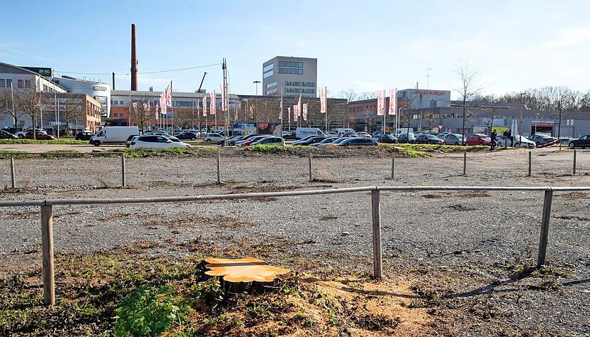An der Edisonstraße, Ecke Fügerstraße entsteht der neue Media Markt. Das Baugelände wurde bereits gerodet. Baustart könnte Mitte 2024 sein. An der Edisonstraße, Ecke Fügerstraße entsteht der neue Media Markt. Das Baugelände wurde bereits gerodet. Baustart könnte Mitte 2024 sein.
