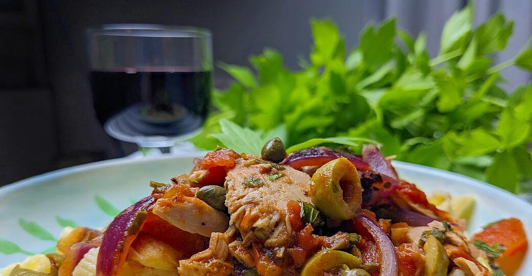 Die ungewöhnliche Thunfisch-Liebstöckel-Soße auf den Röhrennudeln sorgt für eine ganz neue Geschmackserfahrung.