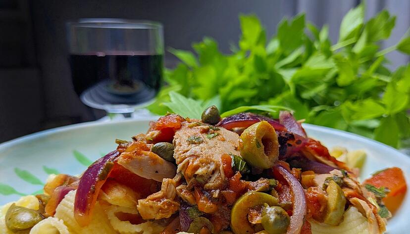 Die ungewöhnliche Thunfisch-Liebstöckel-Soße auf den Röhrennudeln sorgt für eine ganz neue Geschmackserfahrung.
