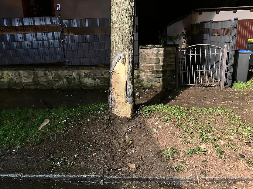 Unfallspuren nach spektakulärer Unfall mit gestohlenem Mercedes AMG in Heilbronn.