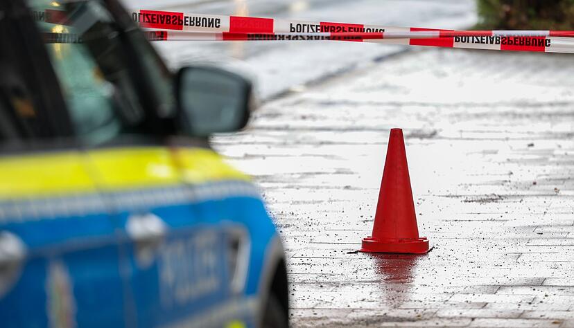 Polizeibeamte bewachen in einem Streifenwagen den Tatort. Polizeibeamte bewachen in einem Streifenwagen den Tatort.