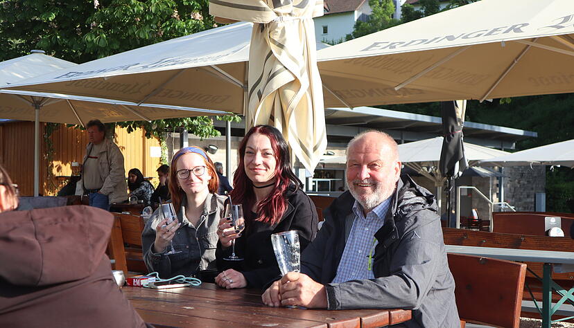 Franziska Czolkos, Alexandra Hammer und Martin Joos (von links) gehen gemeinsam nach getaner Arbeit von der Stadtverwaltung in den Biergarten am Kocher in K&uuml;nzelsau.