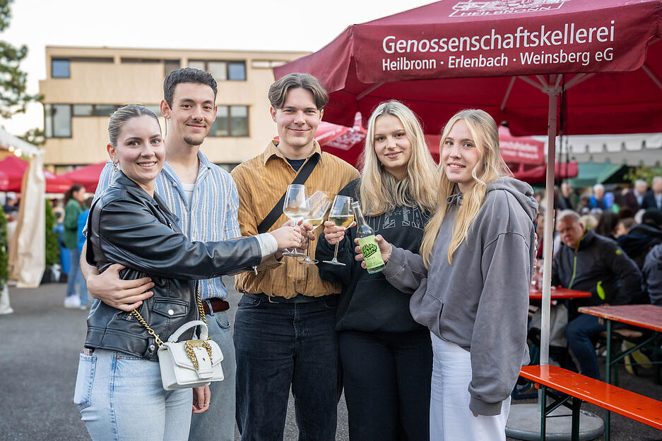 Besucher stoßen beim 44. Sommerfest der Genossenschaftskellerei Heilbronn an