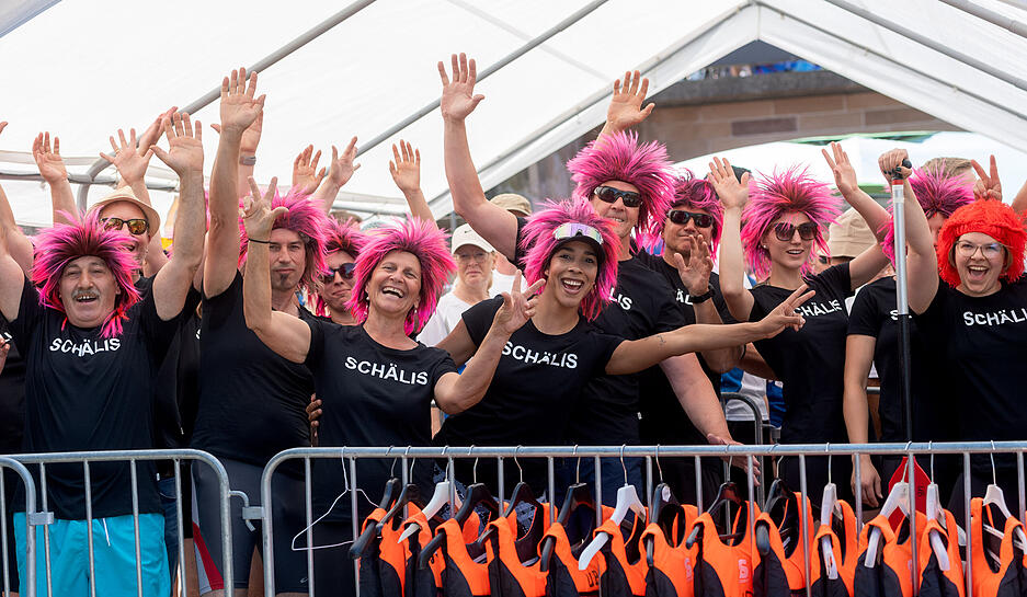 Der Alte Neckar in Heilbronn verwandelte sich in eine Rennstrecke: Mehrere Sportler haben sich beim Böckinger Drachenbootcup gemessen und um Platz 1 gepaddelt. Während die Zuschauer vom Ufer aus anfeuerten, sorgten die Sportler selbst mit teils bunten Kostümen für gute Laune. Der Alte Neckar in Heilbronn verwandelte sich in eine Rennstrecke: Mehrere Sportler haben sich beim Böckinger Drachenbootcup gemessen und um Platz 1 gepaddelt. Während die Zuschauer vom Ufer aus anfeuerten, sorgten die Sportler selbst mit teils bunten Kostümen für gute Laune.