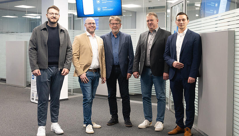 Sind mit den Scan-Stationen zufrieden (von links): Bechtle-Softwareentwickler Marc Meister, Robert Wörner (stv. Geschäftsführer Jobcenter Landkreis Heilbronn), Wolfgang Söhner (Geschäftsführer Jobcenter Stadt Heilbronn), Marco Krebs (Geschäftsführer Jobcenter Landkreis Heilbronn) und Sergej Schloß (Leiter Competence Center Business Collaboration bei Bechtle).