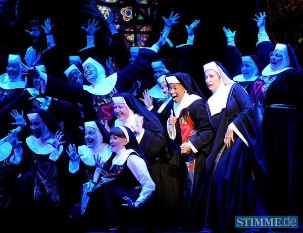 ARCHIV&nbsp;- Zodwa Selele als Deloris van Cartier (4.v.r.), Daniela Ziegler als Mutter Oberin (3.v.r.) und Ensemblemitglieder stehen am 12.11.2010 in Hamburg bei der Fotoprobe f&uuml;r das Musical &laquo;Sister Act&raquo; auf der B&uuml;hne des TUI Operettenhauses. Nach der letzten Vorstellung am Wochenende (26.08.2012) zieht &laquo;Sister Act - ein himmlisches Musical&raquo; nach Stuttgart. Foto: Angelika Warmuth dpa/lno (zu dpa &laquo;Letzter Vorhang f&uuml;r &laquo;Sister Act&raquo; - &laquo;Rocky&raquo; w&auml;rmt sich auf&raquo; vom 23.08.2012) +++(c) dpa - Bildfunk+++