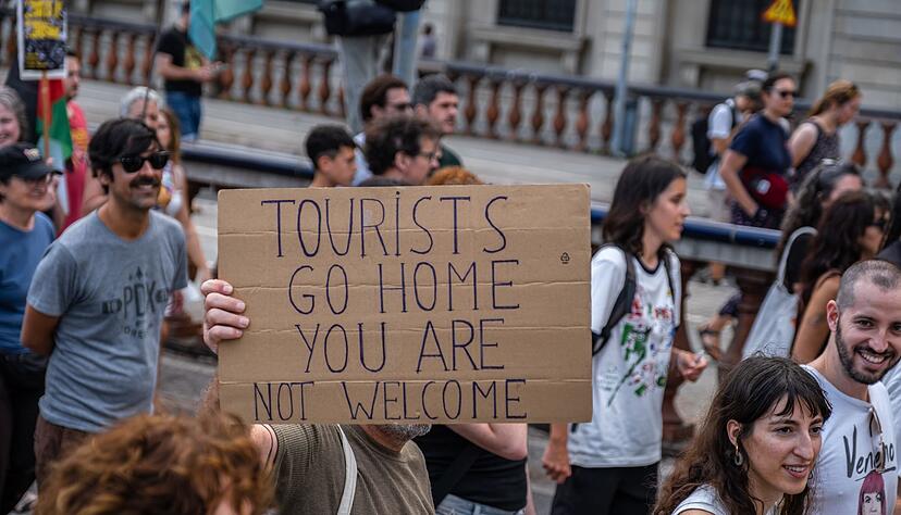 Der Massentourismus nervt Einheimische. Zugleich aber schafft die Tourismusbranche viele Arbeitsplätze. Der Massentourismus nervt Einheimische. Zugleich aber schafft die Tourismusbranche viele Arbeitsplätze.
