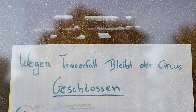 Ein handgeschriebener Zettel an der Kasse informiert die Zirkusbesucher über die Schließung wegen eines Trauerfalls.