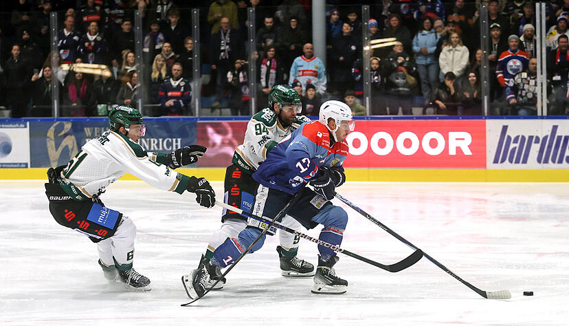 Einen Tag nach seinem 38. Geburtstag enteilt Robin Just (rechts) den Erdingern Moritz Köttstorfer (links) und Markus Eberhardt und erzielt das 2:0. Einen Tag nach seinem 38. Geburtstag enteilt Robin Just (rechts) den Erdingern Moritz Köttstorfer (links) und Markus Eberhardt und erzielt das 2:0.