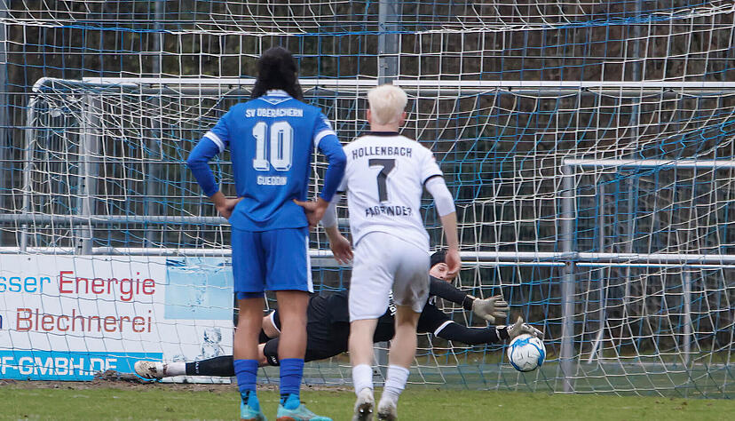 Fu&szlig;ball Oberliga SV Oberachern (blau) - FSV Hollenbach Nico Purtscher ist am Elfmeter dran, kann den Ball aber nicht entscheidend abwehren.