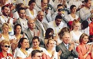 Die deutsche Mannschaft wurde gestern offiziell in Peking begr&uuml;&szlig;t. Thomas Bach (vorn) erhofft sich, dass die Athleten &bdquo;die Erfolge sauber erringen&ldquo;. Foto: dpa