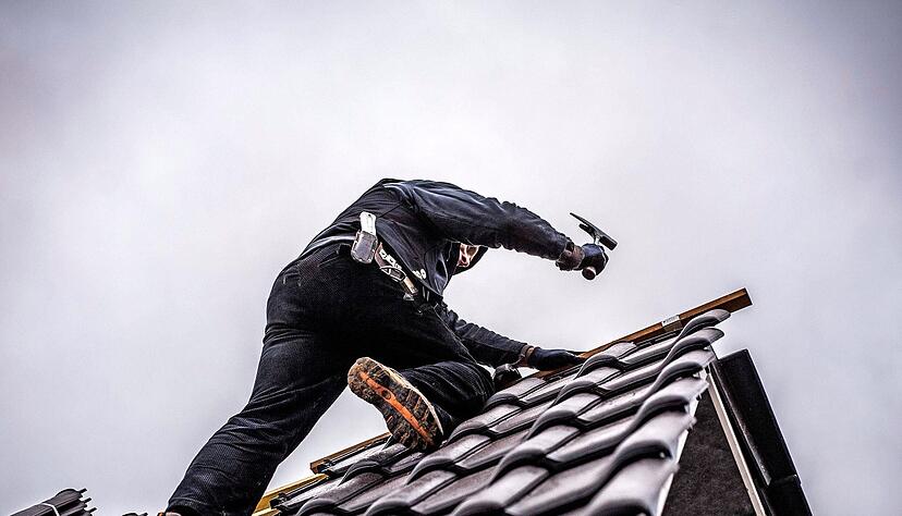 Die Sanierung eines Altbaus inklusive neuem Dach geht in die Hunderttausende. Ohne F&ouml;rderung stehen viele Bauherren vor finanziellen Problemen.