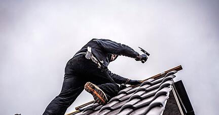 Die Sanierung eines Altbaus inklusive neuem Dach geht in die Hunderttausende. Ohne F&ouml;rderung stehen viele Bauherren vor finanziellen Problemen.
Foto: dpa