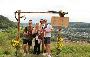 Das Weingut Bauer gibt den Genuss-Wanderern den richtigen Rahmen für ein Erinnerungsfoto mit prächtiger Aussicht in Blickrichtung Künzelsau. Das Weingut Bauer gibt den Genuss-Wanderern den richtigen Rahmen für ein Erinnerungsfoto mit prächtiger Aussicht in Blickrichtung Künzelsau.