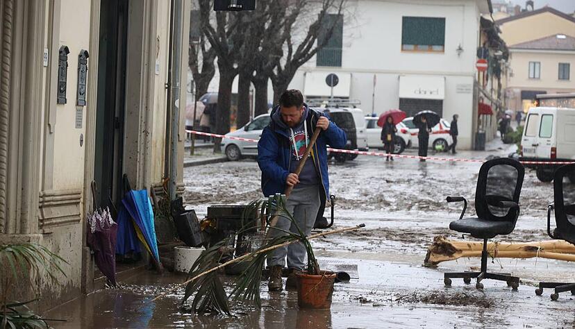 Verschlammte Häuser, blockierte Straßen und Stromausfälle - die schweren Unwetter der vergangenen Tage haben in Mittel- und Norditalien eine Spur der Verwüstung hinterlassen. Verschlammte Häuser, blockierte Straßen und Stromausfälle - die schweren Unwetter der vergangenen Tage haben in Mittel- und Norditalien eine Spur der Verwüstung hinterlassen.