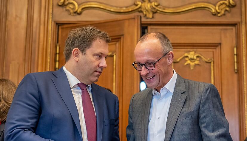 Heller Anzug, keine Krawatte: Der Kanzler &uuml;berrascht bei der Kabinettsklausur mit neuem Outfit.