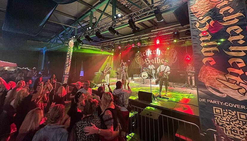 Die Partyband Sicherheitshalbe auf der B&uuml;hne bei ihrem eigenen Oktoberfest in Massenbachhausen.