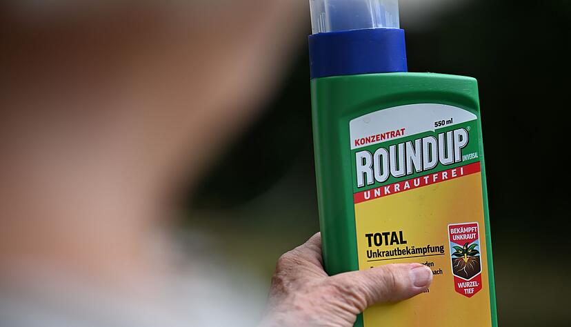 Eine Flasche des Unkrautvernichters Roundup mit dem Wirkstoff Glyphosat. (Archivbild)